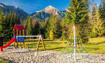 Przed hotelem mieści się plac zabaw z widokiem na Tatry Bielskie