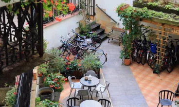 Znajduje się tu kolorowe patio w ścisłym centrum miasta i wypożyczalnia rowerów