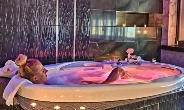 Doskonałym pomysłem jest  relaks w wannie solankowej