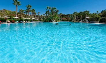 Hotel wyróżnia rozległy basen przypominający lagunę oraz bujne ogrody
