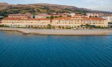 Hotel Pagus rozciąga się wzdłuż plaży na wyspie Pag