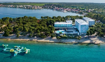 Hotel położony jest na sosnowym półwyspie nad Adriatykiem