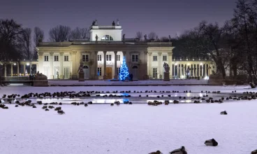 Hotel znajduje się przy malowniczym parku Łazienki Królewskie