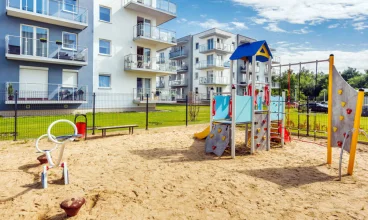 Na dzieci czeka tutaj bezpieczny ogrodzony plac zabaw