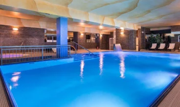 W strefie wellness znajduje się m.in. basen kryty z przeciwprądami oraz jacuzzi