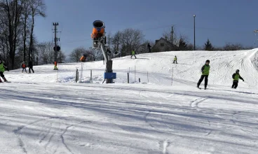 Na miłośników sportów zimowych czekają tutaj wyciągi i przygotowane trasy