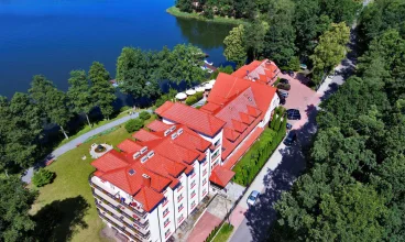 Hotel Nidzki jest położony wprost nad Jeziorem Nidzkim na Mazurach
