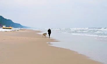 Spacery wzdłuż plaży są przyjemne nawet w chłodnych miesiącach