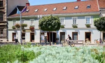 Kadoor jest dogodnie położony w historycznym centrum miasta