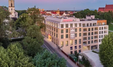 Znajduje się w historycznym centrum miasta nad rzeką Sołą