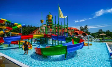 Na terenie obiektu znajduje się zewnętrzny aquapark z mnóstwem letnich atrakcji