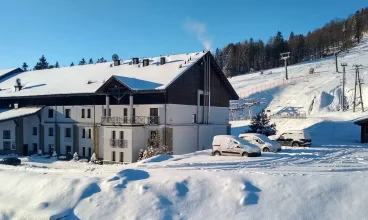 Hotel jest położony tuż przy stoku narciarskim i dolnej stacji kolejki