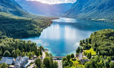 Hotel Jezero leży 50 metrów od brzegu zjawiskowego jeziora Bohinj