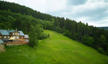 Chata jest otoczona Karkonoskim Parkiem Narodowym