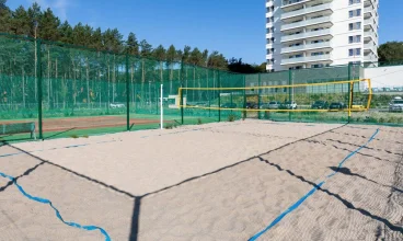 Tuż obok apartamentowca mieści się teren rekreacyjny