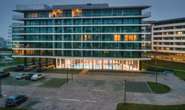 Apartamenty mieszczą się w nowoczesnym obiekcie z basenem