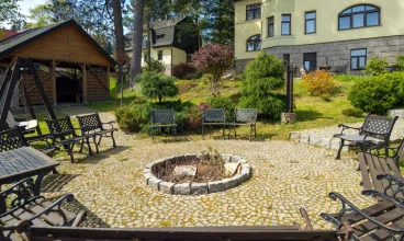 Goście zabytkowej willi mogą korzystać z zadbanego ogrodu z miejscem na ognisko