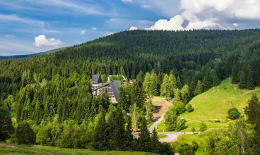 Hotel znajduje się wśród lasów i gór Harrachova