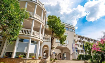 Hotel jest otoczony śródziemnomorską roślinnością