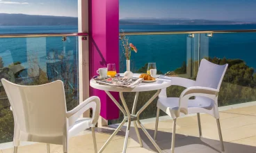Mieści się tu apartament Deluxe Suite z balkonem z widokiem na morze