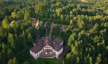 Hotel jest pięknie położony pośród lasów w sąsiedztwie Czarnej Górnej