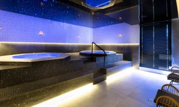 Kameralną strefę wellness wyposażono w tężnię solankową i jacuzzi