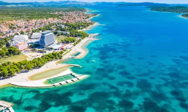 Hotel mieści się tuż przy pięknej plaży nad Adriatykiem