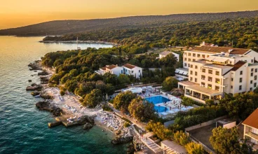 Hotel mieści się bezpośrednio nad brzegiem Adriatyku