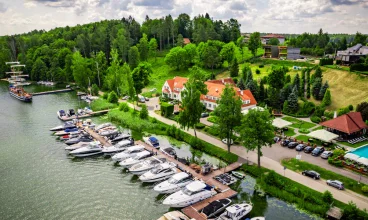 Hotel Amax *** jest położony nad samym brzegiem Jeziora Mikołajskiego