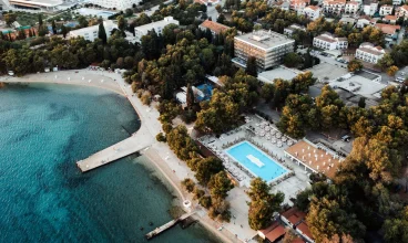 Hotel Imperial jest położony tuż nad Adriatykiem w miasteczku Vodice w Dalmacji