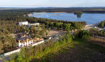 Hotel jest otoczony zielenią i znajduje się blisko jeziora