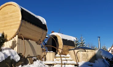 Przy Górskim Gościńcu ustawiono zewnętrzne sauny i wanny jacuzzi