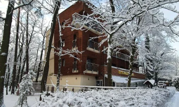 Hotel Mościcki jest położony w Spale w centralnej Polsce w otoczeniu lasów