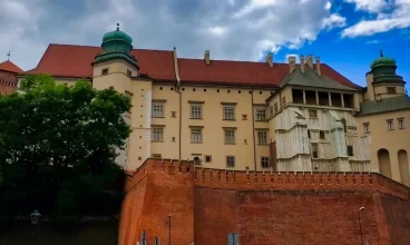 Kilkuminutowy spacer Plantami doprowadzi na Wawel