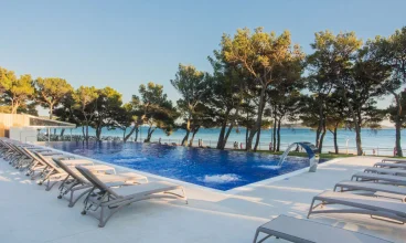 Hotel oferuje piękny basen z widokiem na morze