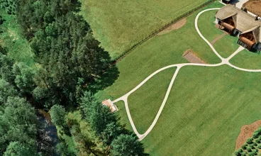 Siedlisko jest otoczone parkiem krajobrazowym, a jego granicę wyznacza rzeka