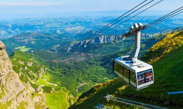 Zakopane jest położone zaledwie 20 km dalej na południe (pociąg jedzie kwadrans)