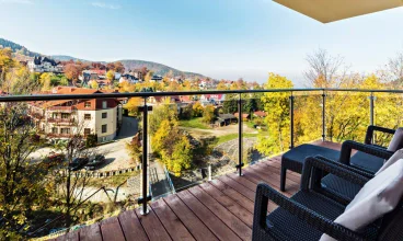 Każdy apartament posiada balkon z meblami ogrodowymi
