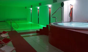 W skład strefy wellness wchodzi kameralny basen, 6-osobowe jacuzzi