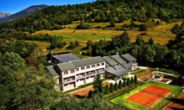 Hotel ma własny kort tenisowy