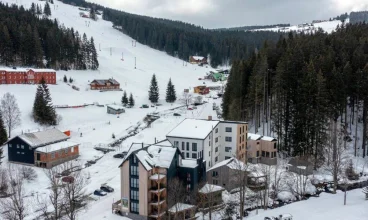 Hotel sąsiaduje z ośrodkiem narciarskim SkiResort Cerna Hora w Pecu pod Śnieżką