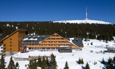 Hotel jest zjawiskowo położony tuż pod szczytem góry Pradziad w Sudetach Wsch.