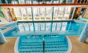 Wewnętrzny basen pozwala na relaks niezależnie od pogody