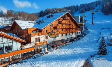 Hotel Meta mieści się bezpośrednio przy stoku narciarskim i wyciągu kanapowym