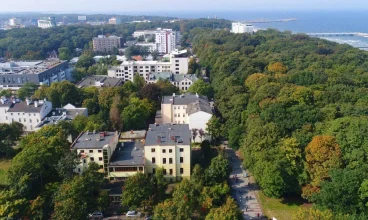 Mieści się jedynie 100 metrów od plaży