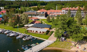 W kompleksie znajduje się hotel, marina, SPA oraz duży, piękny ogród