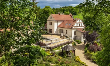 Okolica jest zaciszna i otoczona zielenią