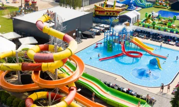Dumą i wizytówką resortu w Łazach jest zewnętrzny aquapark z podgrzewaną wodą