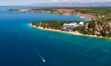 Hotel Pinija leży na brzegu Dalmacji, nieopodal Zadaru