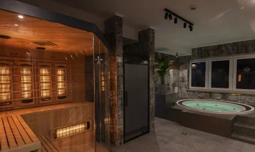 W strefie SPA na parterze hotelu mieści się jacuzzi i sauna na podczerwień